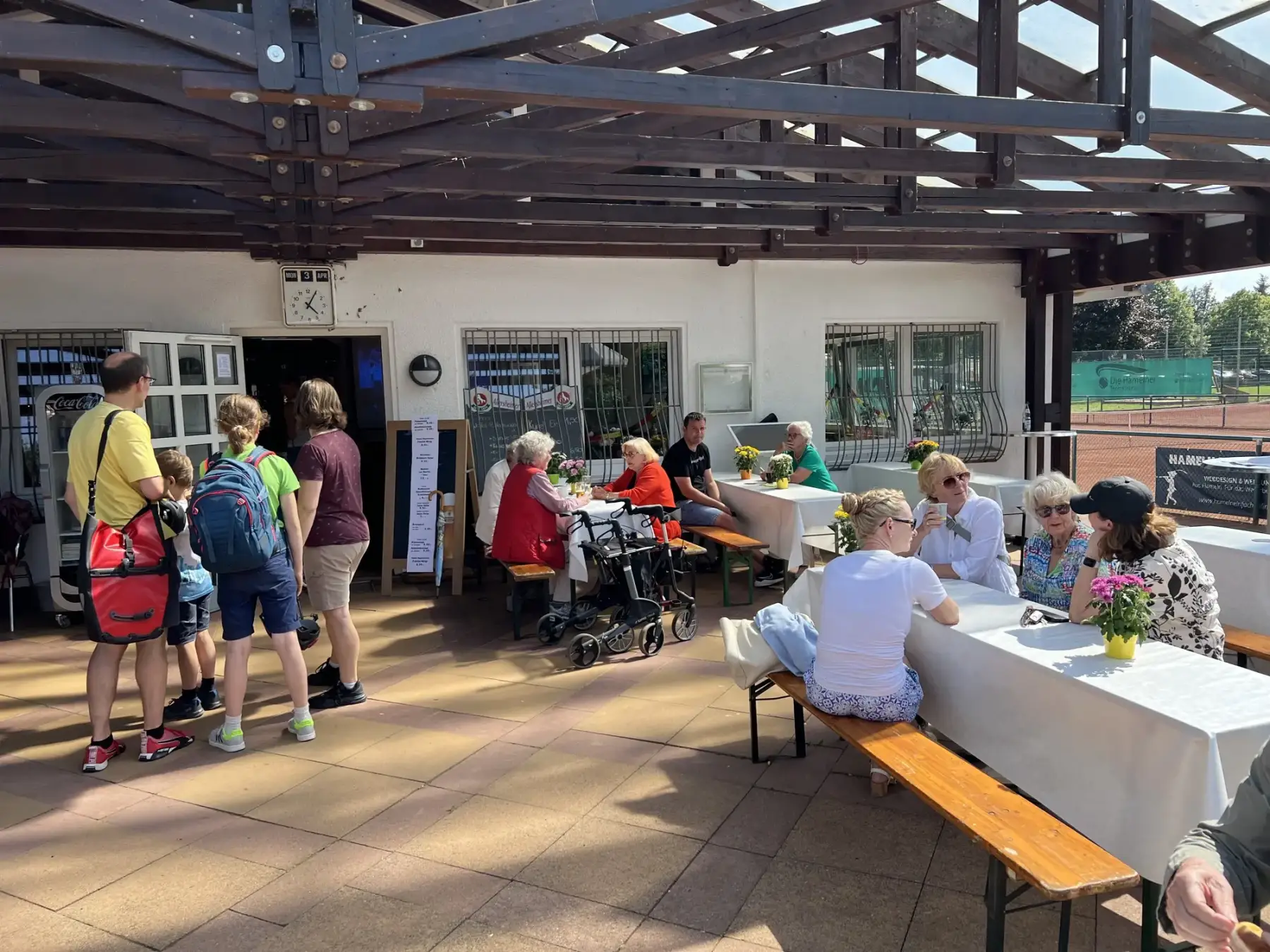 Pergola vor dem DTH-Clubhaus mit Gästen