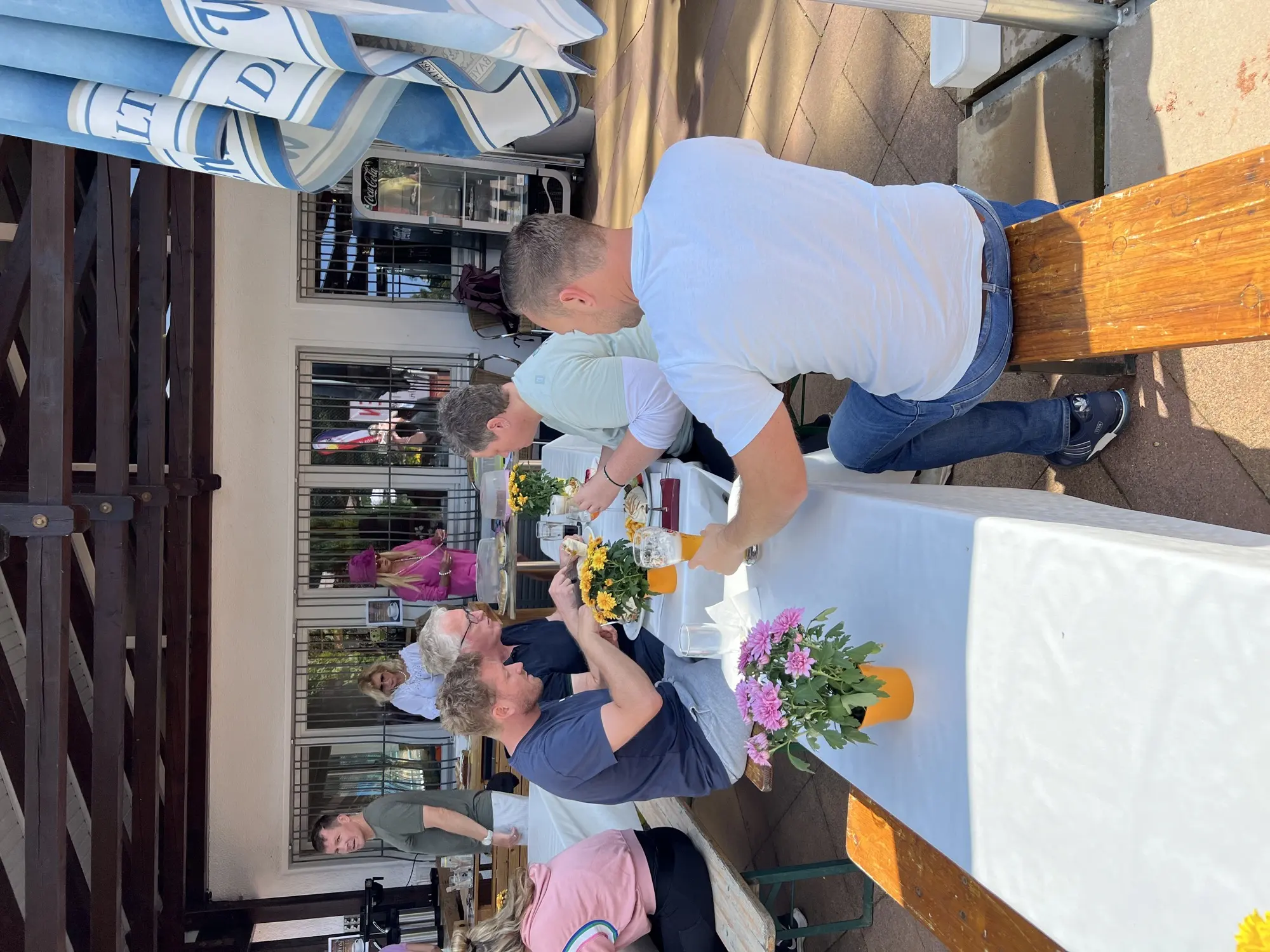 Gäste beim Frühstück auf der DTH-Terrasse