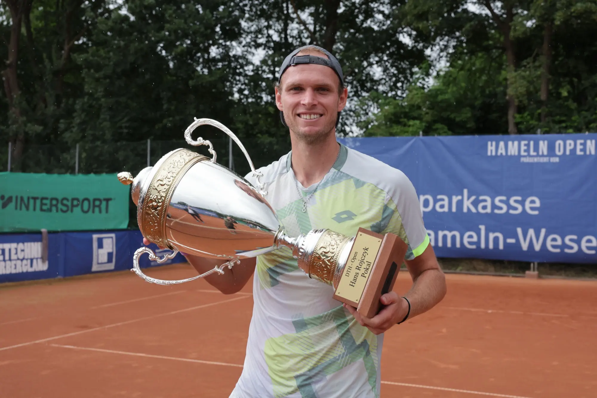 Sieger der Hameln Open mit dem Pokal