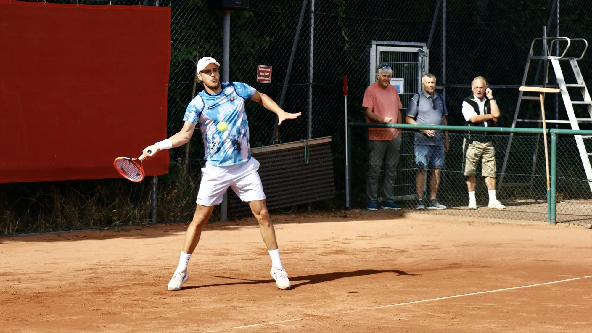 Spieler trifft eine Vorhand bei den Hameln Open