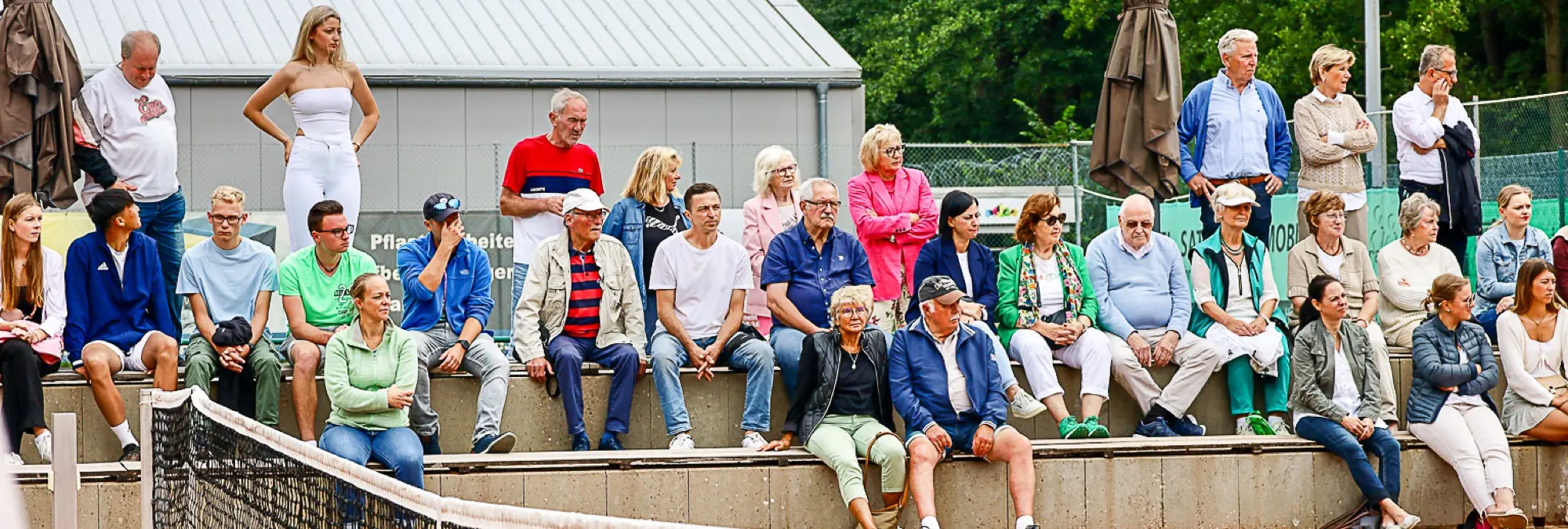 Zuschauer verfolgen ein Match der Hameln Open