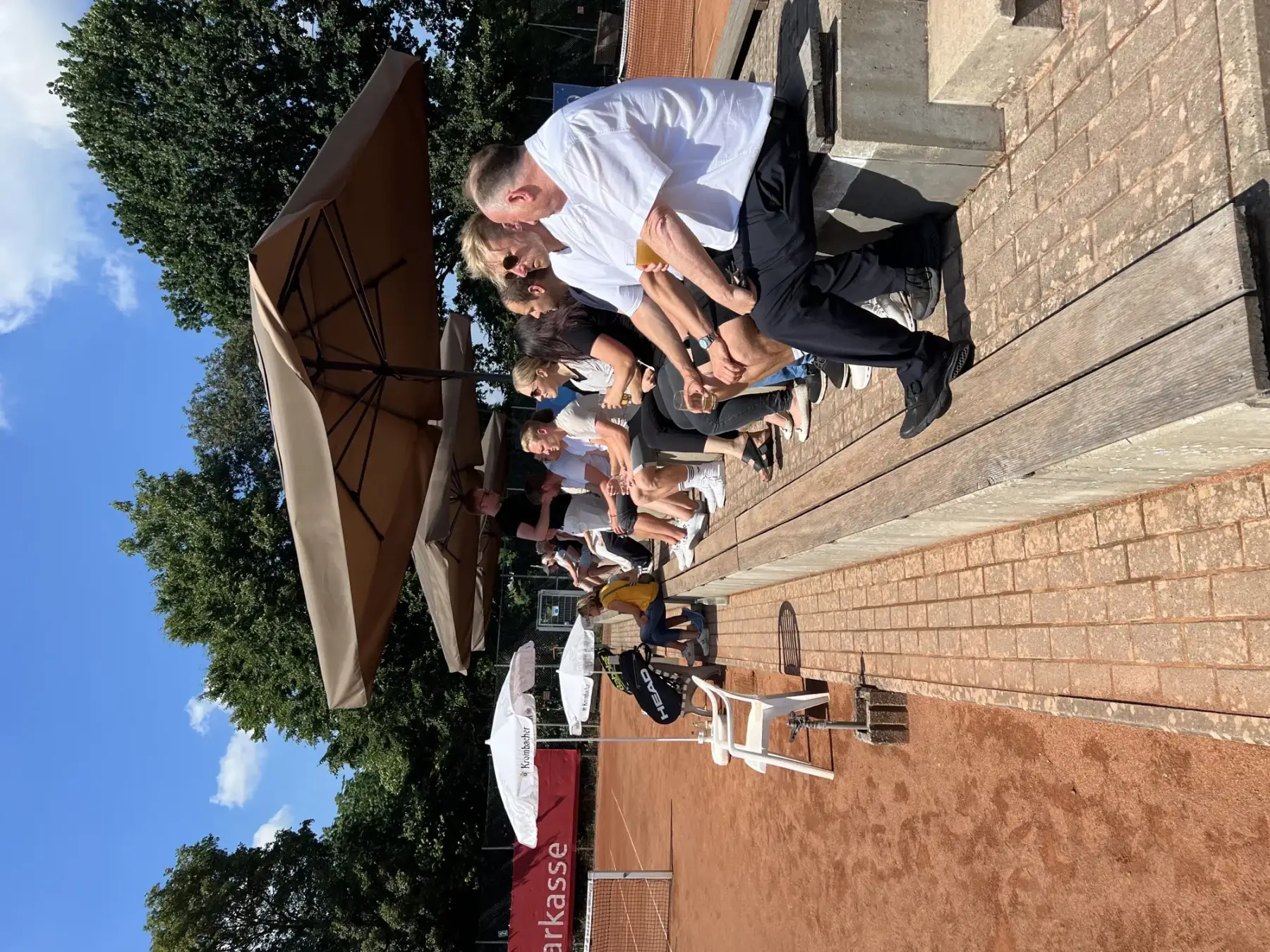 Zuschauer auf den Stufen am Center Court in der Sonne